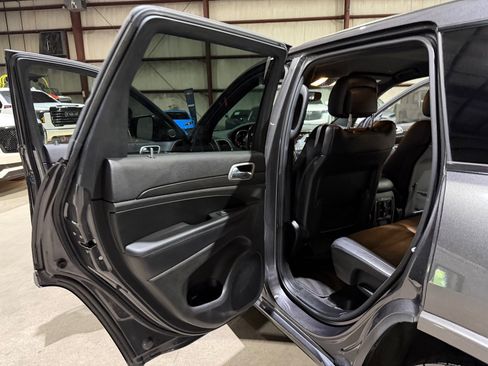 Used 2018 Jeep Grand Cherokee Altitude AWD/4WD image 16