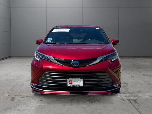 Certified 2025 Toyota Sienna Limited AWD/4WD image 8