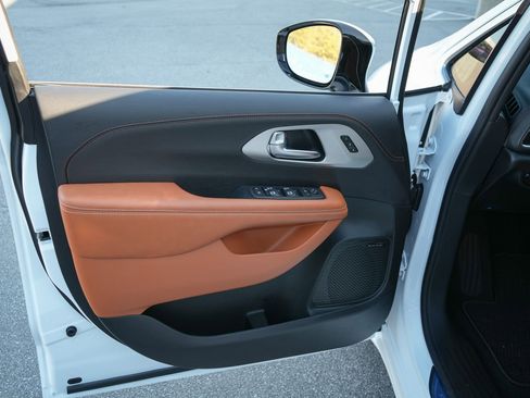 New 2026 Chrysler Pacifica Pinnacle FWD image 16