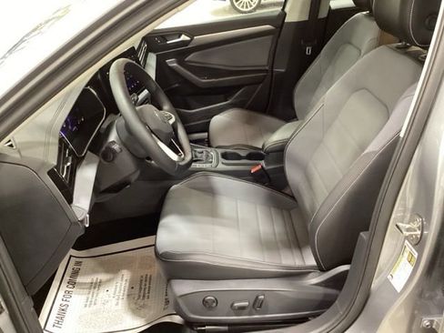 Used 2025 Volkswagen Jetta SE w/ Sunroof Package image 13