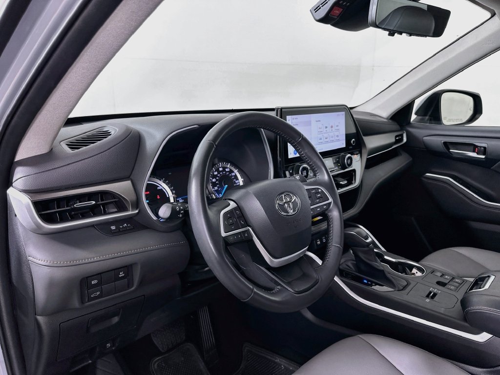 Used 2023 Toyota Highlander Bronze Edition FWD image 9