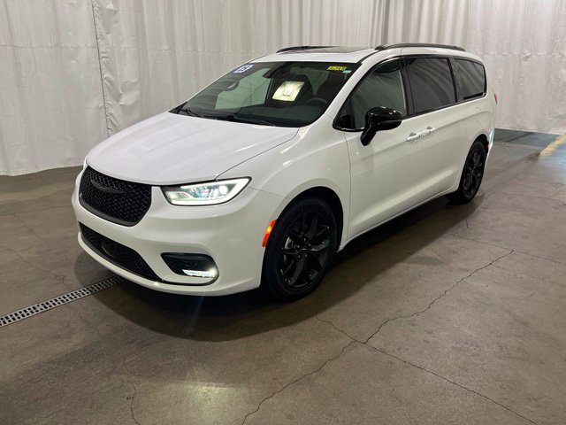 Used 2025 Chrysler Pacifica Limited FWD image 9