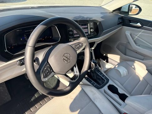 Used 2024 Volkswagen Jetta SE w/ Panoramic Sunroof Package FWD image 4