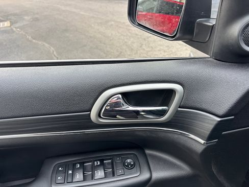 Used 2019 Jeep Grand Cherokee Limited w/ Luxury Group II image 12