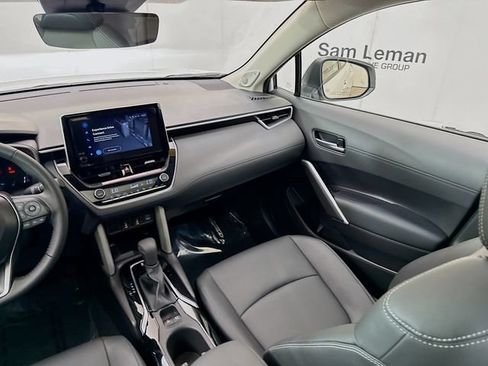 Used 2025 Toyota Corolla Cross XLE w/ Convenience Package FWD image 22