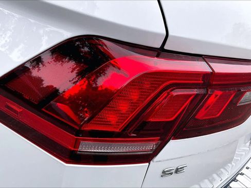 Certified 2022 Volkswagen Tiguan SE image 29