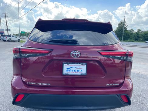 Used 2022 Toyota Highlander XLE image 3
