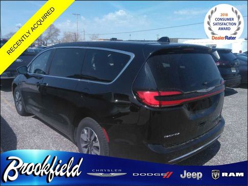 Used 2024 Chrysler Pacifica Select image 2