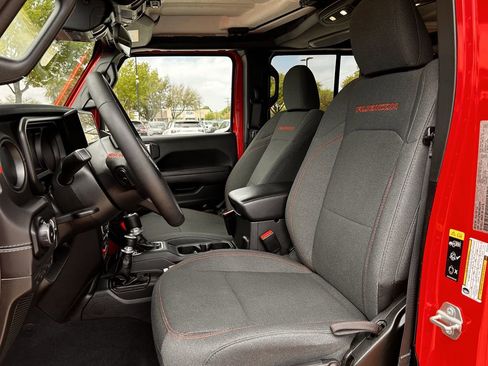 Used 2025 Jeep Wrangler Unlimited Rubicon AWD/4WD image 26