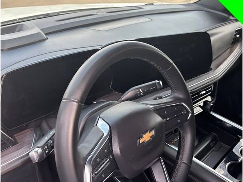 Used 2025 Chevrolet Suburban LT RWD image 15