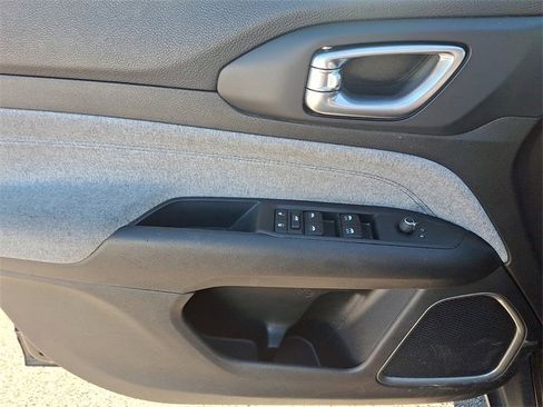 Used 2022 Jeep Compass Latitude image 10