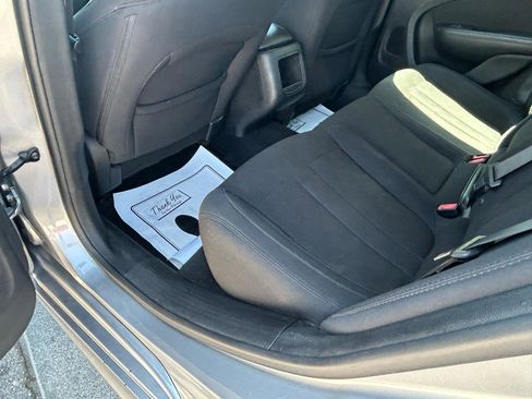 Used 2015 Chrysler 200 Limited FWD image 9
