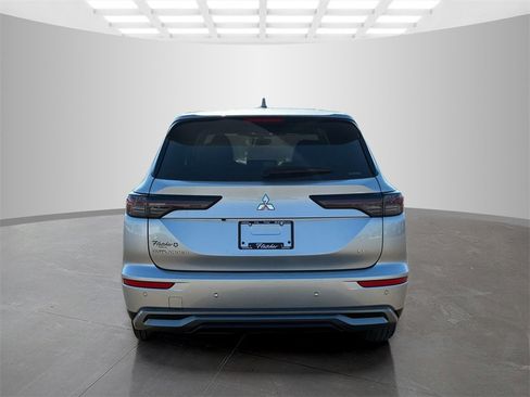 Used 2025 Mitsubishi Outlander SE image 6