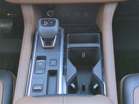 Used 2024 Nissan Pathfinder Platinum w/ Cargo Package image 18