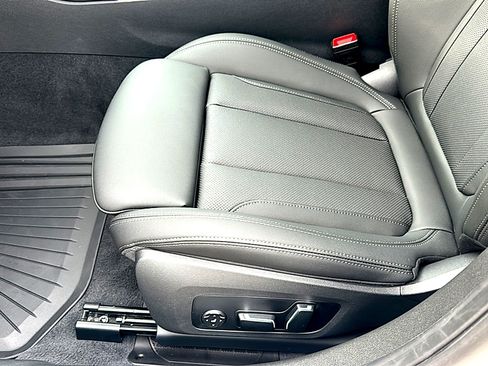 New 2026 BMW 330i Sedan w/ M Sport Package RWD image 12
