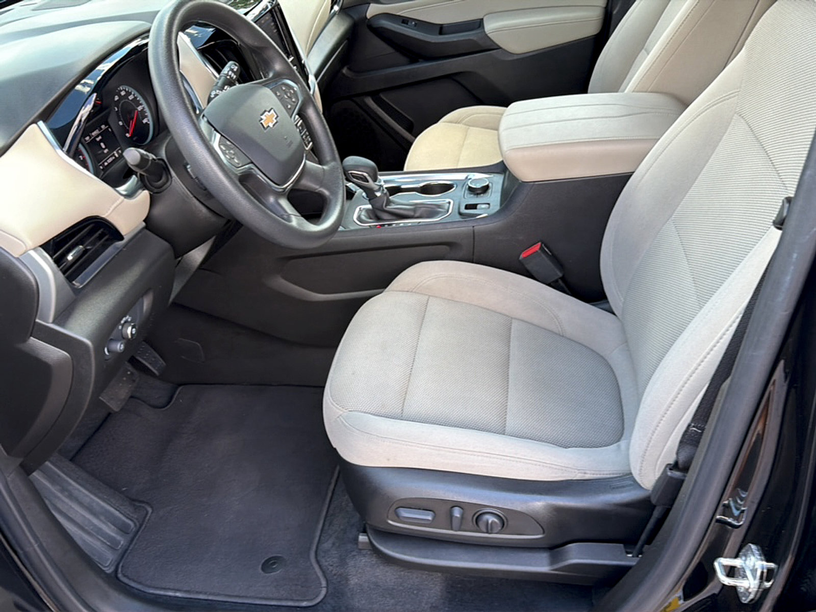 Used 2022 Chevrolet Traverse LS FWD image 14
