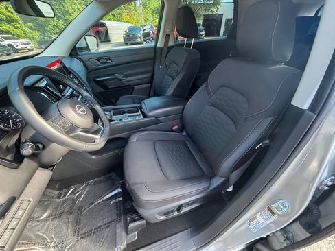Used 2025 Nissan Pathfinder SV FWD image 32