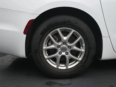 Used 2025 Chrysler Pacifica Select FWD image 13