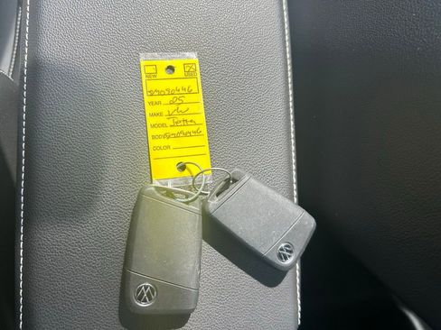 Used 2025 Volkswagen Jetta SE w/ Sunroof Package image 58