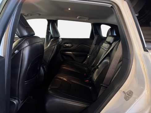 Used 2019 Jeep Cherokee Latitude Plus w/ Comfort/Convenience Group AWD/4WD image 24