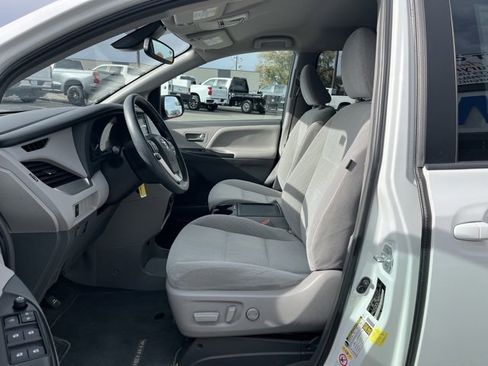 Used 2018 Toyota Sienna LE image 26