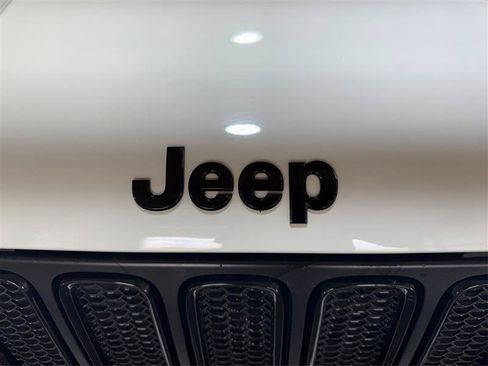 Used 2018 Jeep Renegade Altitude w/ UConnect 8.4 Nav Group AWD/4WD image 24