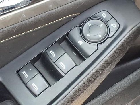 Used 2023 Chevrolet Traverse LT image 16