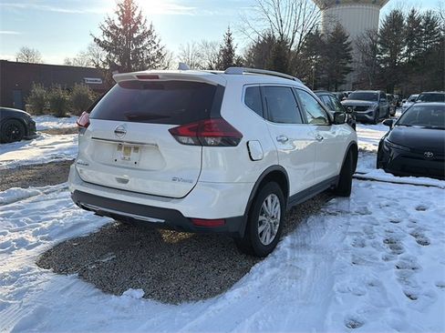 Used 2018 Nissan Rogue SV image 3