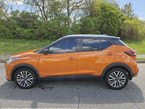 Used 2022 Nissan Kicks SV image 2