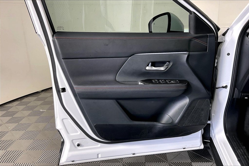 Used 2025 Nissan Kicks SR FWD image 19