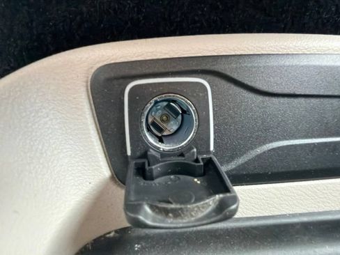 Used 2022 Chrysler Voyager LX FWD image 34