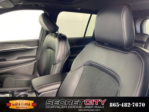 New 2026 Jeep Grand Cherokee Altitude image 10