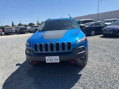 Used 2018 Jeep Cherokee Trailhawk w/ Comfort/Convenience Group AWD/4WD image 2