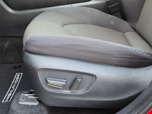 Used 2023 Toyota Highlander LE FWD image 24