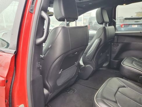 Used 2025 Chrysler Pacifica Limited image 10