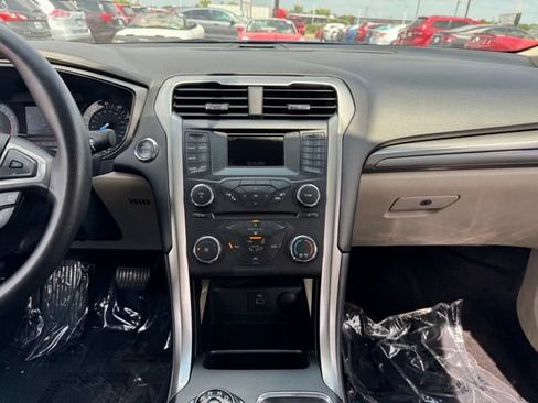 Used 2017 Ford Fusion SE FWD image 2
