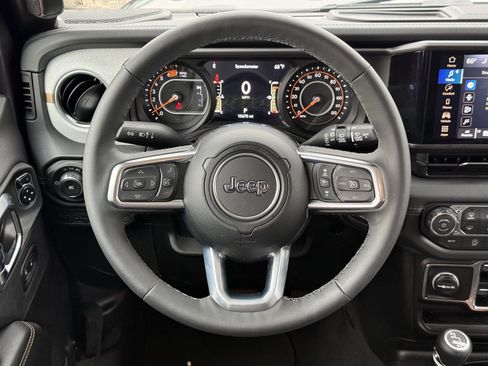 Used 2025 Jeep Wrangler Unlimited Sahara AWD/4WD image 16