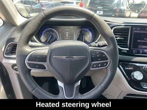 Used 2023 Chrysler Pacifica Touring-L FWD image 17