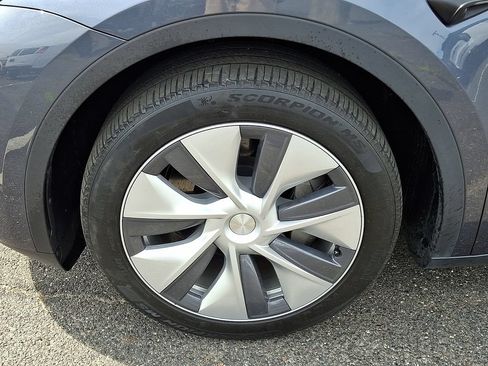 Used 2023 Tesla Model Y Long Range AWD/4WD image 28