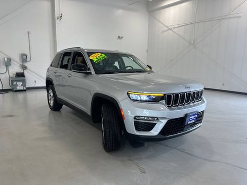 Used 2024 Jeep Grand Cherokee Limited AWD/4WD image 3