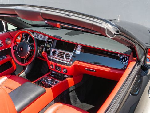 Used 2019 Rolls-Royce Dawn RWD image 75