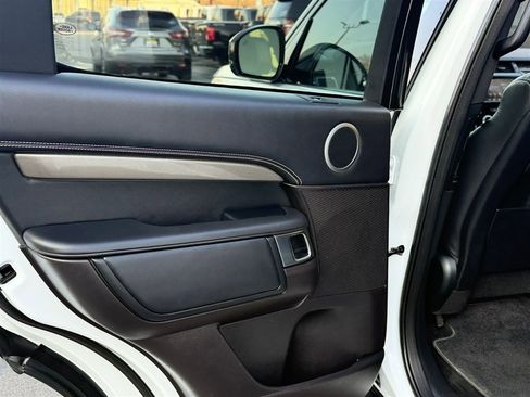 Used 2018 Land Rover Discovery HSE image 17