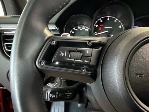 Certified 2025 Porsche Macan Turbo AWD/4WD image 34
