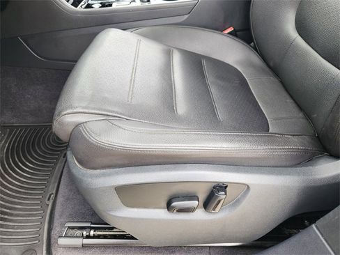 Used 2016 Volkswagen Touareg Sport image 25