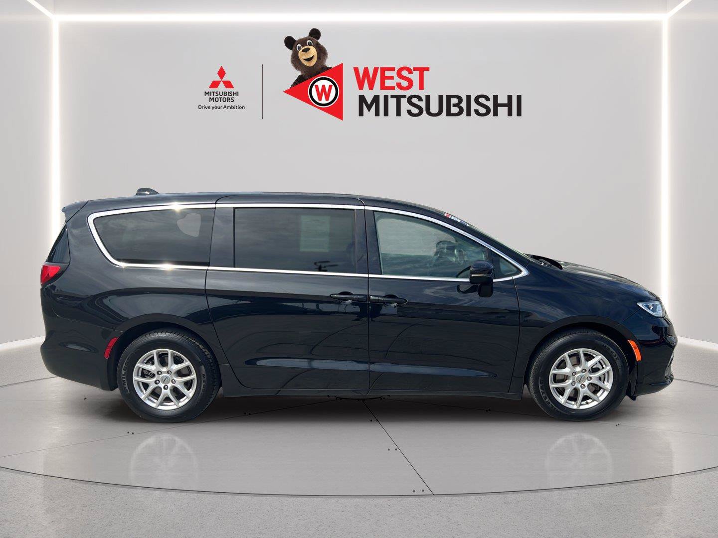 Used 2023 Chrysler Pacifica Touring-L FWD image 6