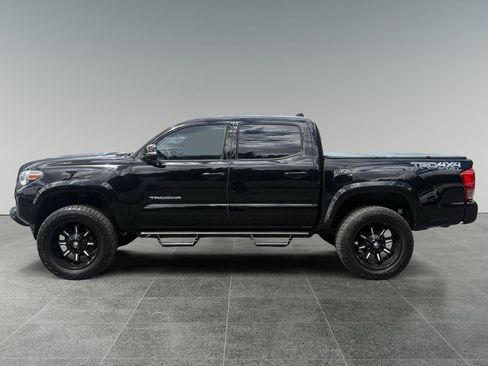 Used 2017 Toyota Tacoma TRD Sport AWD/4WD image 3