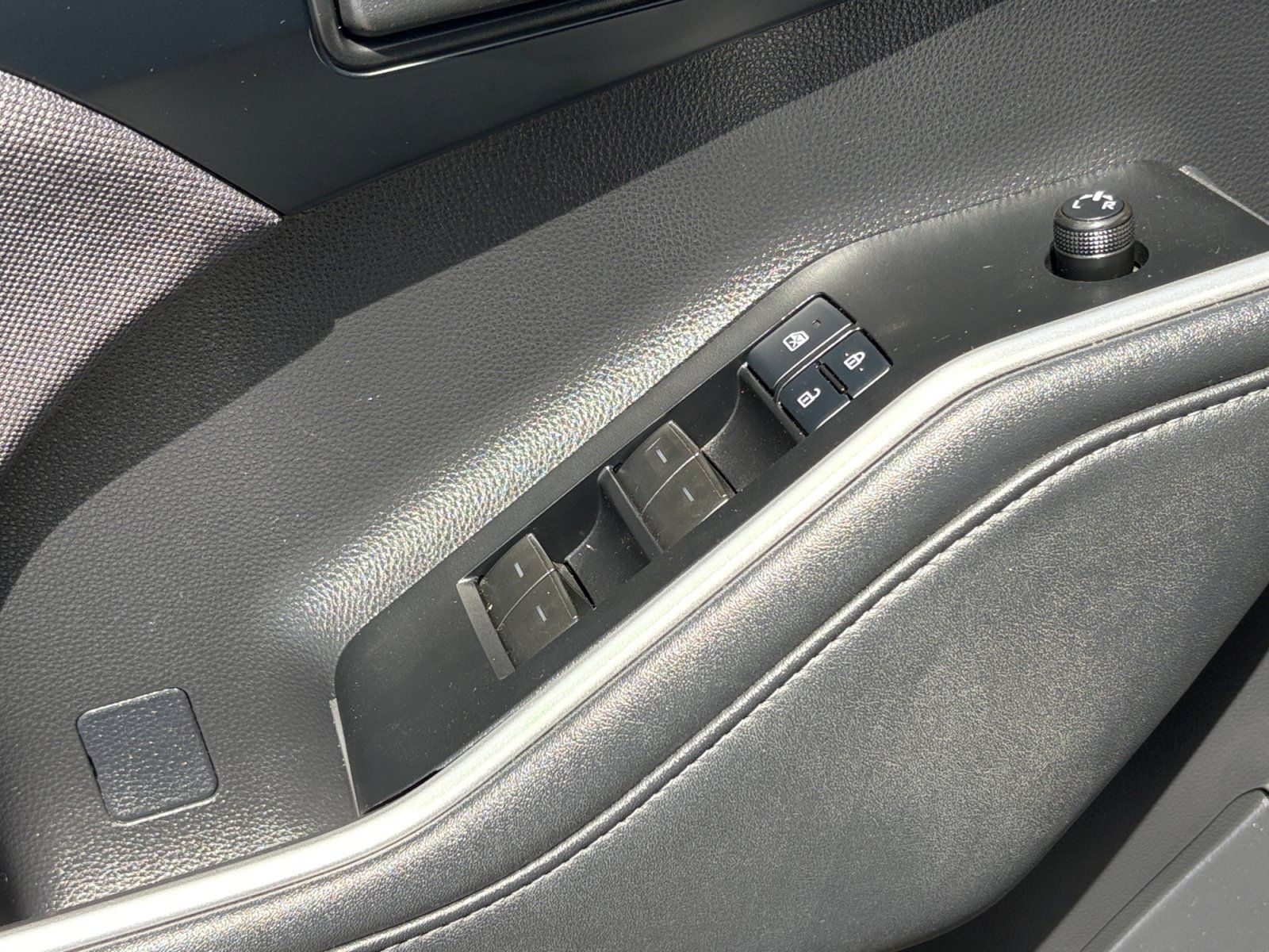 Used 2021 Toyota Highlander LE FWD image 16