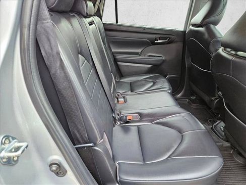 Used 2022 Toyota Highlander XLE AWD/4WD image 17