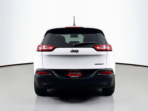 Used 2016 Jeep Cherokee Sport image 4