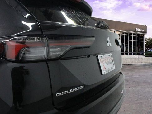 New 2025 Mitsubishi Outlander SE image 4